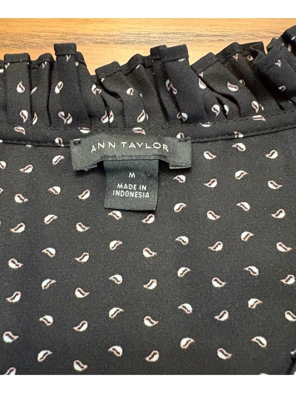 Ann Taylor Black White Paisley Ruffle V-Neck Sleeveless Blouse Top Size Medium M